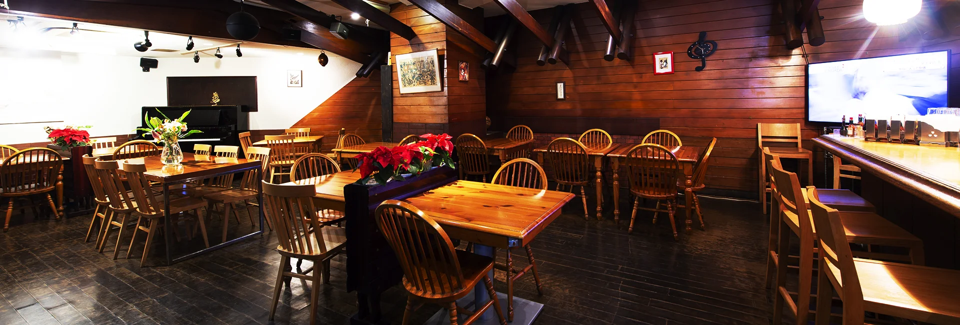丸テーブルにグラスと取り皿が整った食事会前の店内の様子