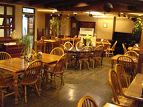 料理を囲んで着席した食事会の開始前にグラスを整えた丸テーブルの風景