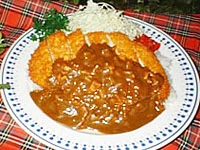 ソースをかけた肉料理と付け合わせの野菜を近い距離で撮った皿のクローズアップ